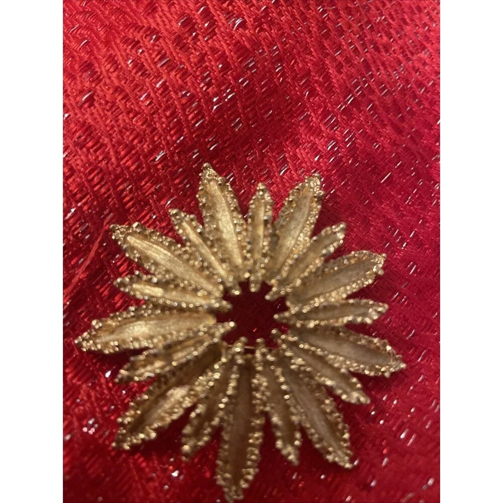 Vintage 70s AVON Gold Tone Textured  Flower Star / Sun Burst Brooch Pin Signed
